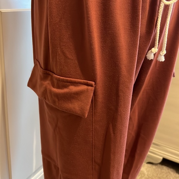 2 piece crop top w/ joggers Sz L - Picture 2 of 4